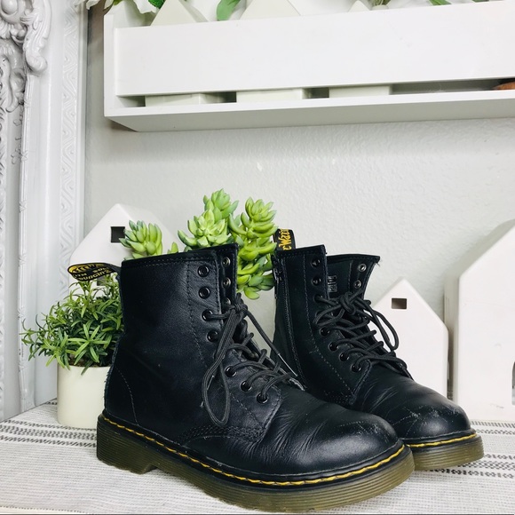 🎉PRICE DROP🎉martens Sz 2 youth - Picture 1 of 5